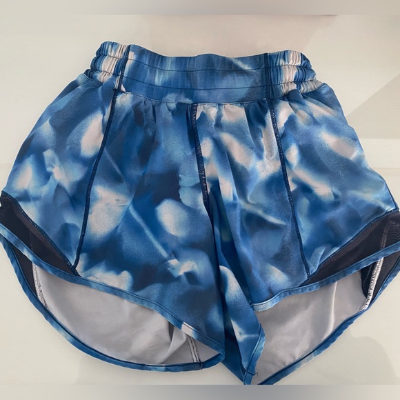 Lululemon 4” Hotty Hot Shorts - Picture 1 of 3